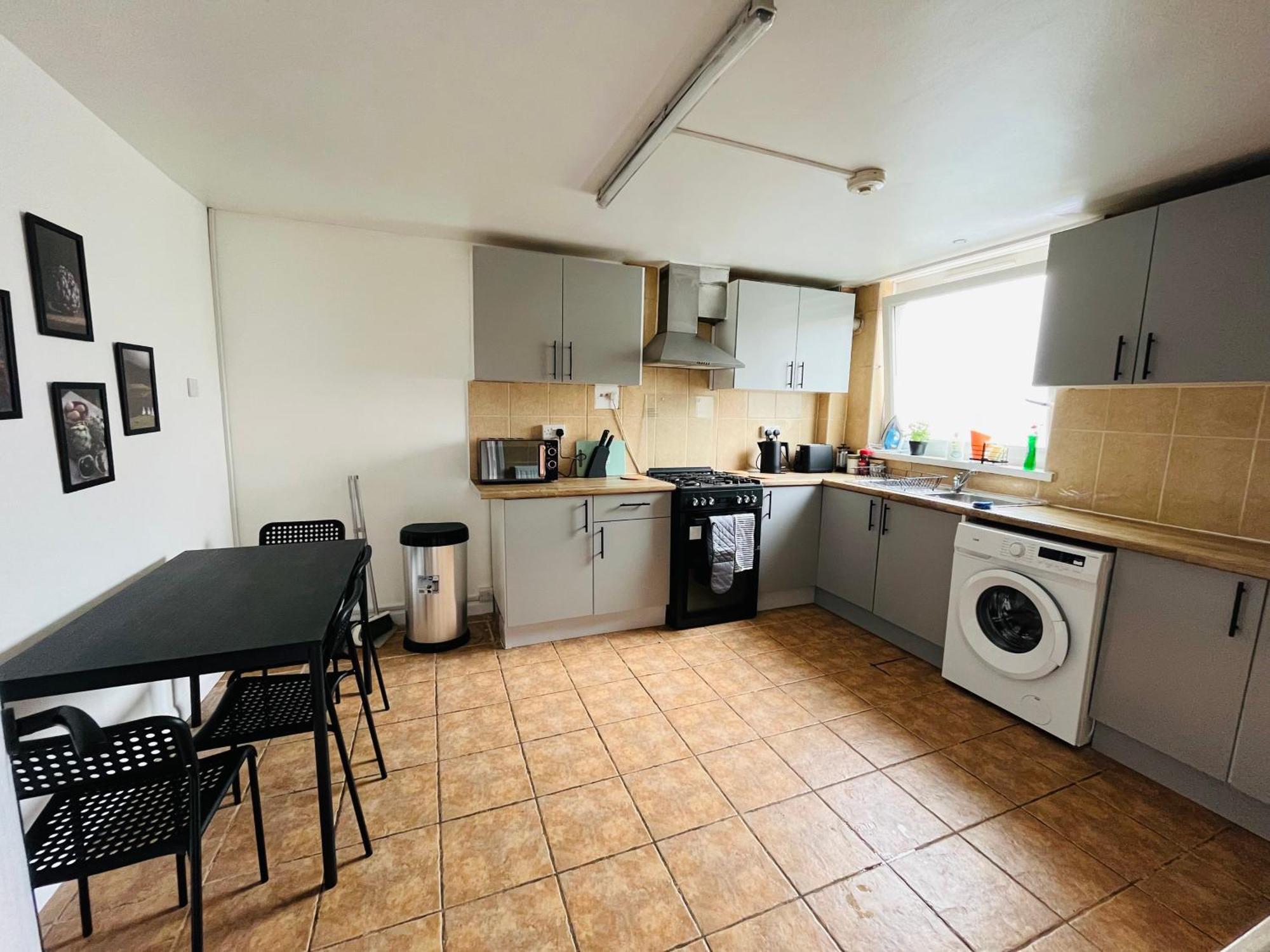 2 - Private Double In 4 Bed Flat Проживание в семье